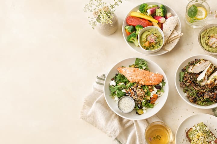 Table de repas conviviale avec plats partagés